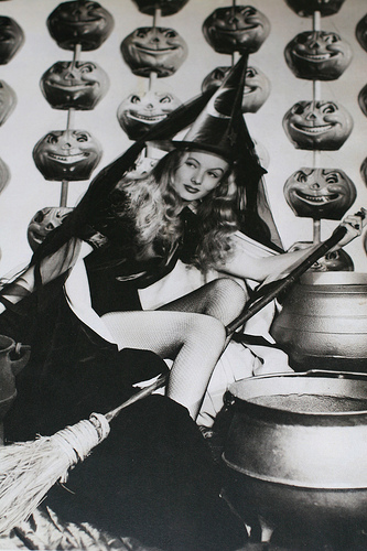 pin-up-sexy-witch